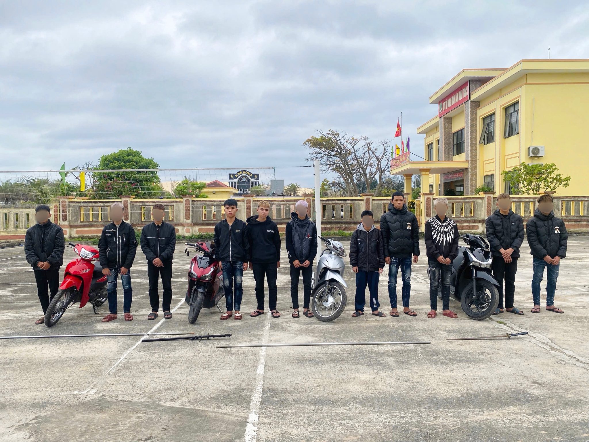 Ảnh minh họa: Nhóm thanh niên mang k;iếm r