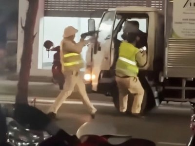 Ảnh minh họa: CSGT dùng súng khống chế tài xế vượt chốt kiểm tra nồng độ cồn