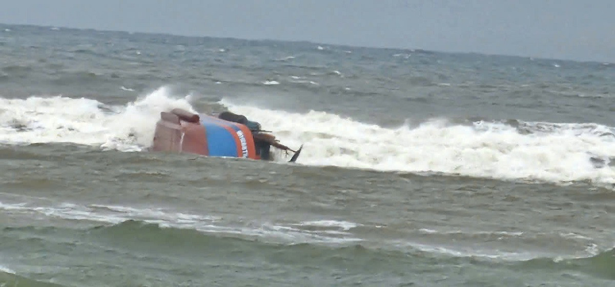 Ảnh minh họa: Tàu cá bị sóng đánh chìm ở cửa biển Nhật Lệ, 1 người t