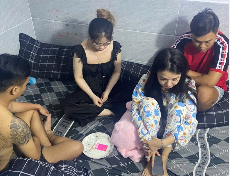 Ảnh minh họa: Bắt quả tang 4 nam thanh nữ tú tụ tập dìu nhau lên đỉnh ở