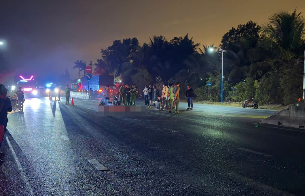 Ảnh minh họa: Xe tải đông lạnh va chạm xe máy băng qua đường khiến 1 người tử