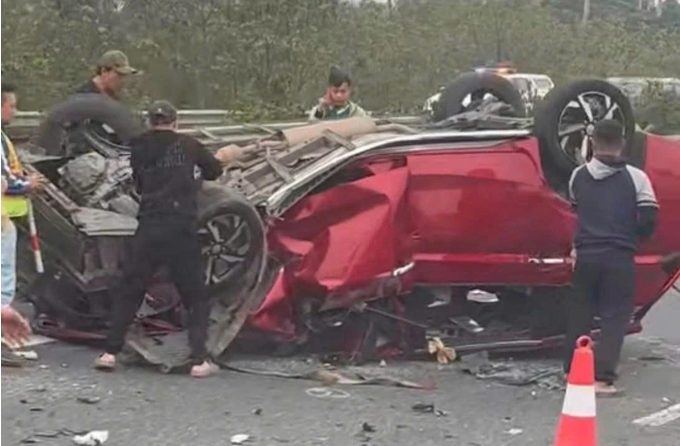 Ảnh minh họa: Ô tô con bị “vò nát” trên cao tốc, tài xế hoàn toàn lành lặn