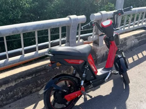 Ảnh minh họa: Chân ko chạm đất ở Thạnh Phú, Bến Tre..Mới lớp 10🥶😱