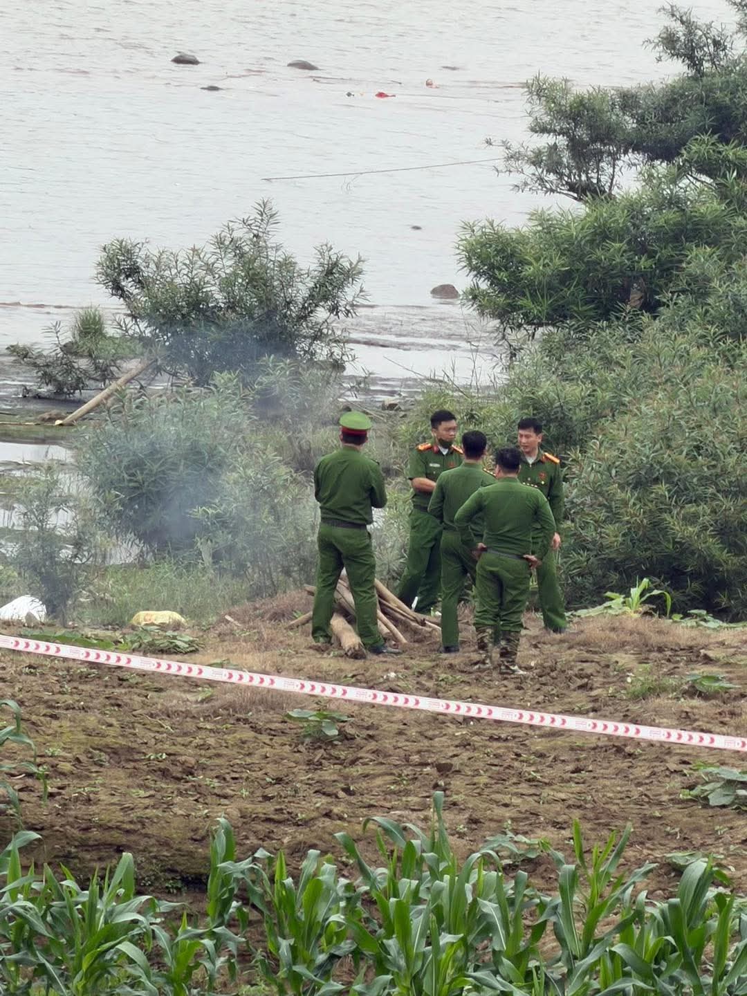 Ảnh minh họa: Ảnh, video không che người đàn ông sông Hồng đoạn Lăng Thíp