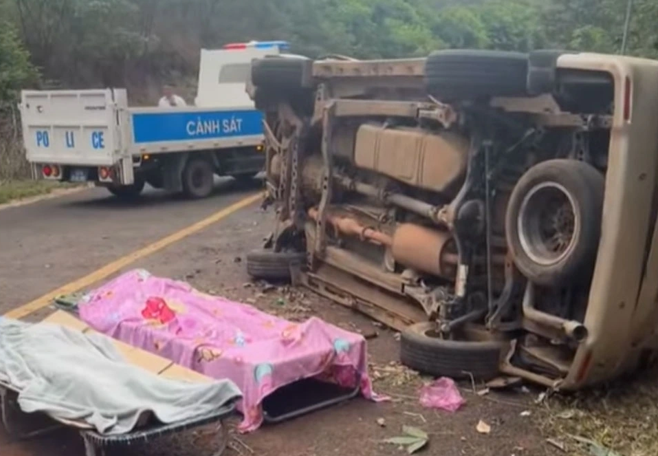 Ảnh minh họa: Ô tô 7 chỗ mất lái, lật ngang ở Đồng Nai, hai bà cháu tử