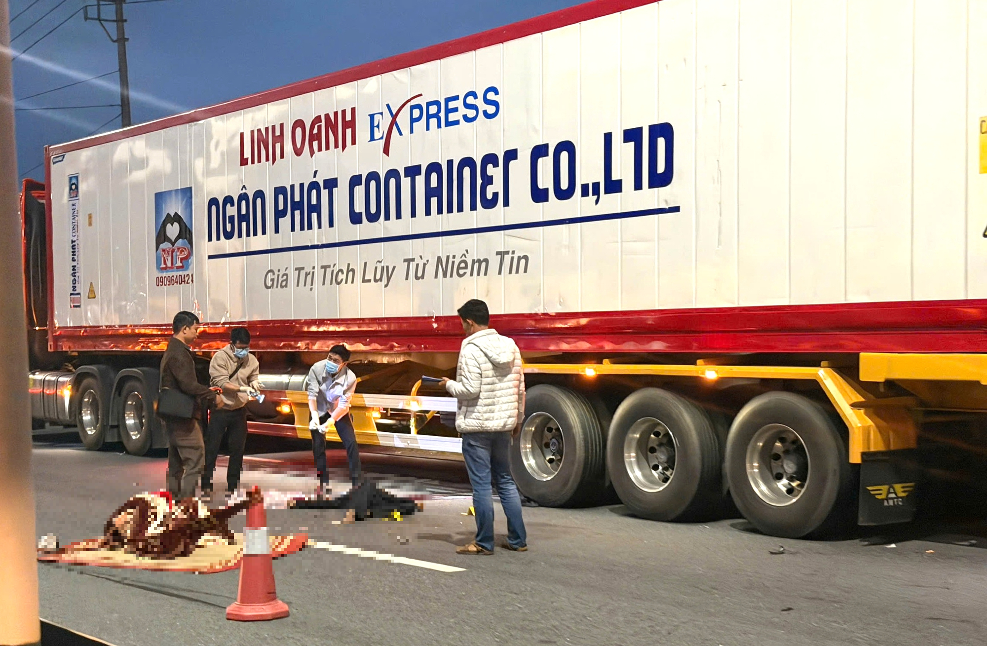 Ảnh minh họa: Xe máy va chạm xe đầu kéo trên QL1 qua Huế, một người t