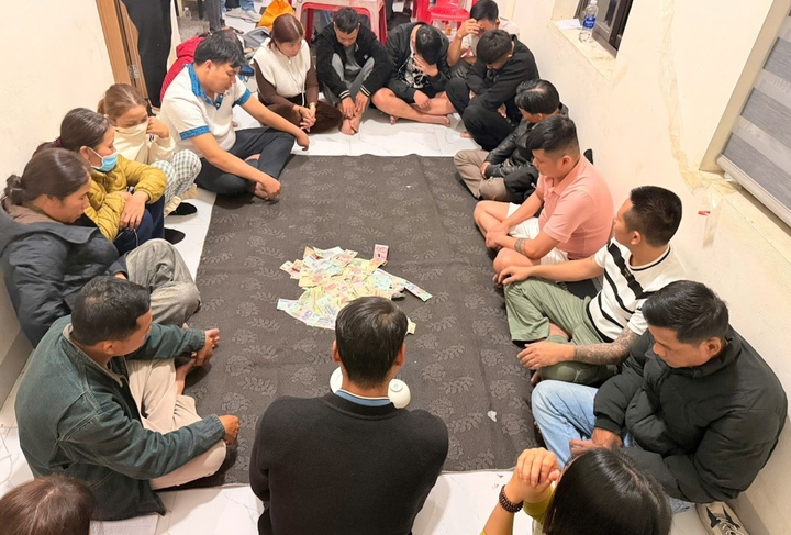 Ảnh minh họa: B;ắt ‘nữ quái’ biến nhà riêng thành sới bạc cho 16 người sát phạt