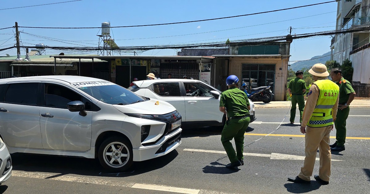 Ảnh minh họa: Chồng lái ô tô rượt đuổi, dùng xà beng đ