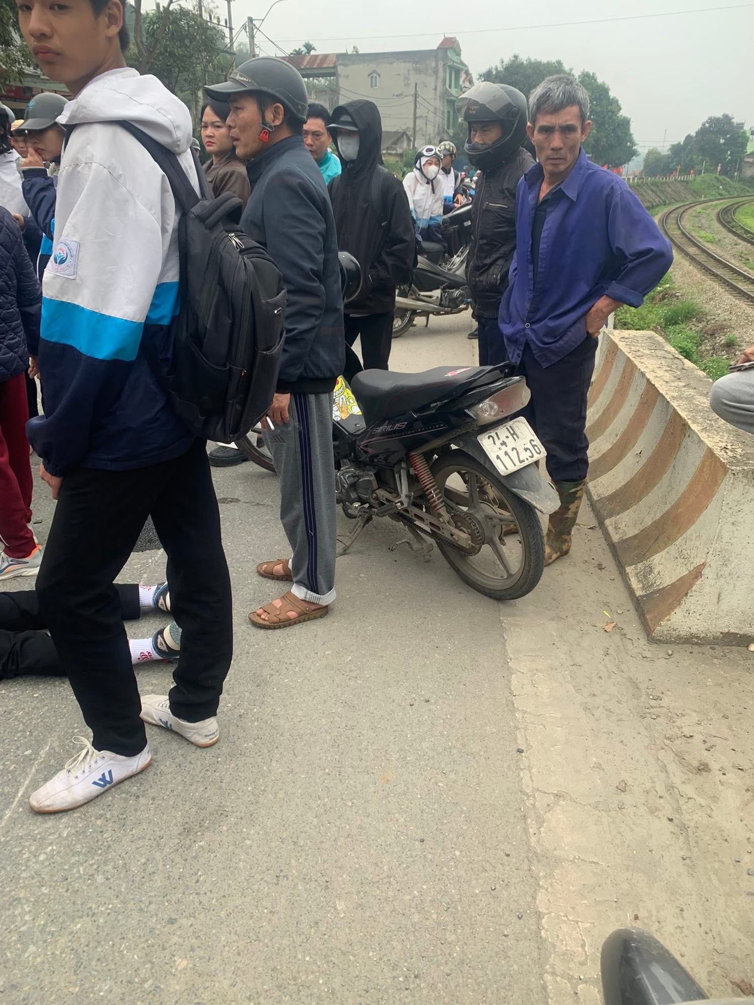 Ảnh minh họa: Hiện trường vụ TNGT tại đỉnh dốc cây xăng quân đội (thuộc Xuân Tăng gần