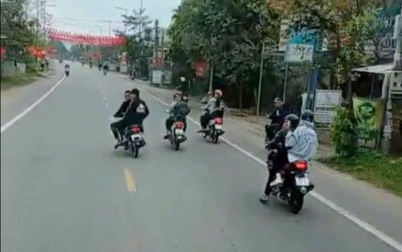 Ảnh minh họa: Nhóm thanh niên lạng lách trước đầu xe chở quân để “cổ vũ” cho bạn