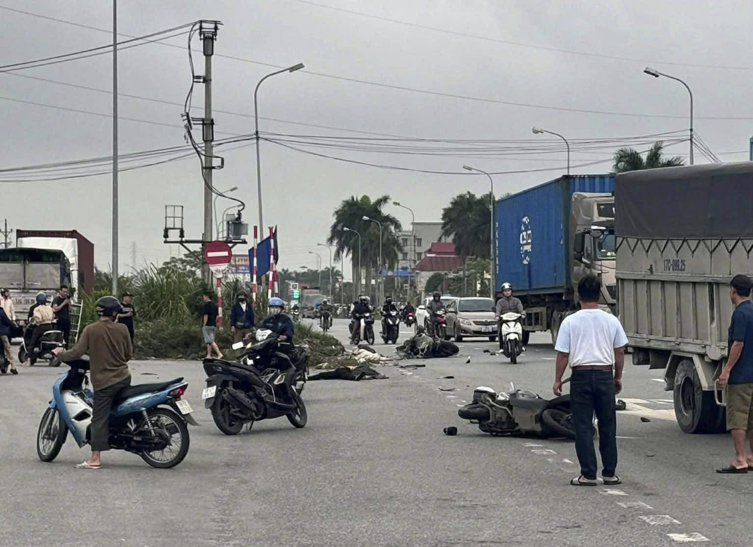 Ảnh minh họa: Ô tô va chạm liên hoàn 3 xe máy trên quốc lộ, hai phụ nữ