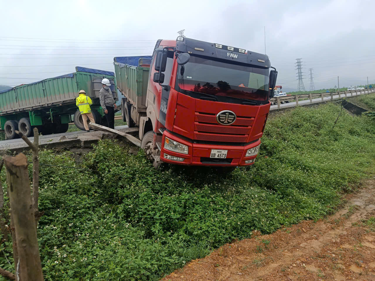 Ảnh minh họa: T;ai n;ạn ngh;iêm tr;ọng trên tuyến tránh qua Hà Tĩnh, 2 người t