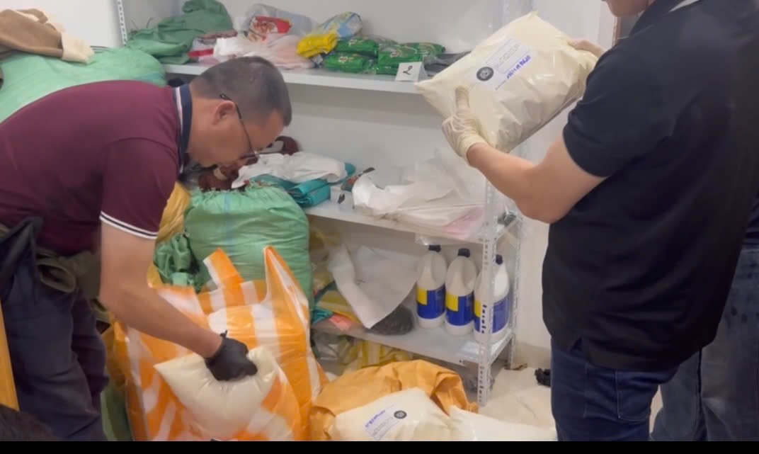 Ảnh minh họa: Thủ đoạn tinh vi của cặp vợ chồng 9X dưới vỏ bọc kinh doanh quần