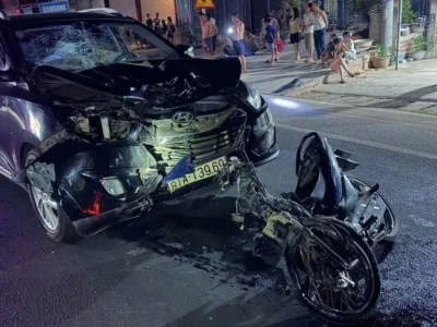 Ảnh minh họa: Va chạm với ô tô, thanh niên 16 tuổi đi xe máy t