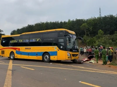 Ảnh minh họa: Va chạm với xe khách giường nằm, người phụ nữ đi xe máy t