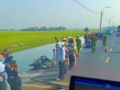 Ảnh minh họa: Hiện trường vụ xe máy va chạm taxi, cháu bé 12 tuổi rơi xuống kênh