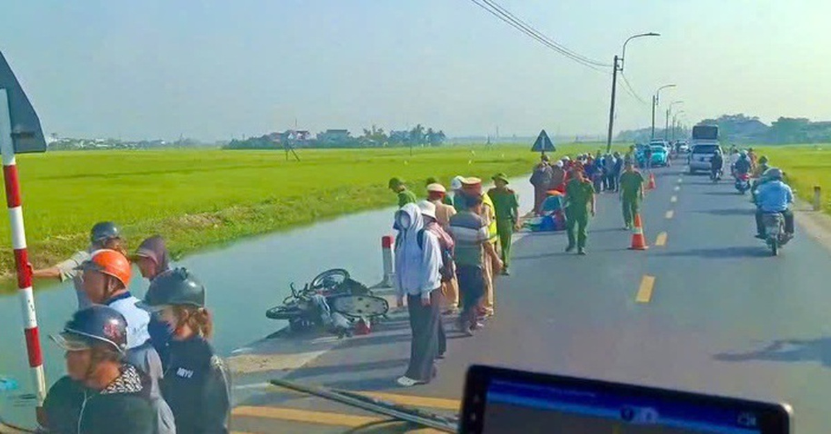 Ảnh minh họa: Hiện trường vụ xe máy va chạm taxi, cháu bé 12 tuổi rơi xuống kênh