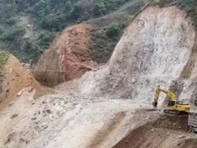 Ảnh minh họa: Sạt lở đất đá trên công trường thi công, hai công nhân bị vùi lấp