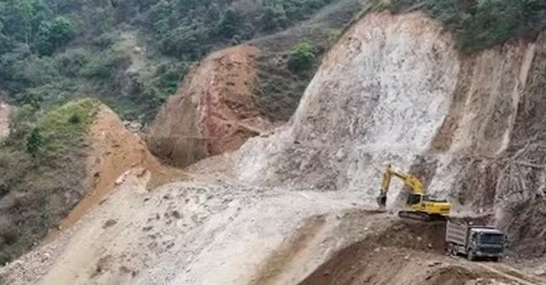 Ảnh minh họa: Sạt lở đất đá trên công trường thi công, hai công nhân bị vùi lấp