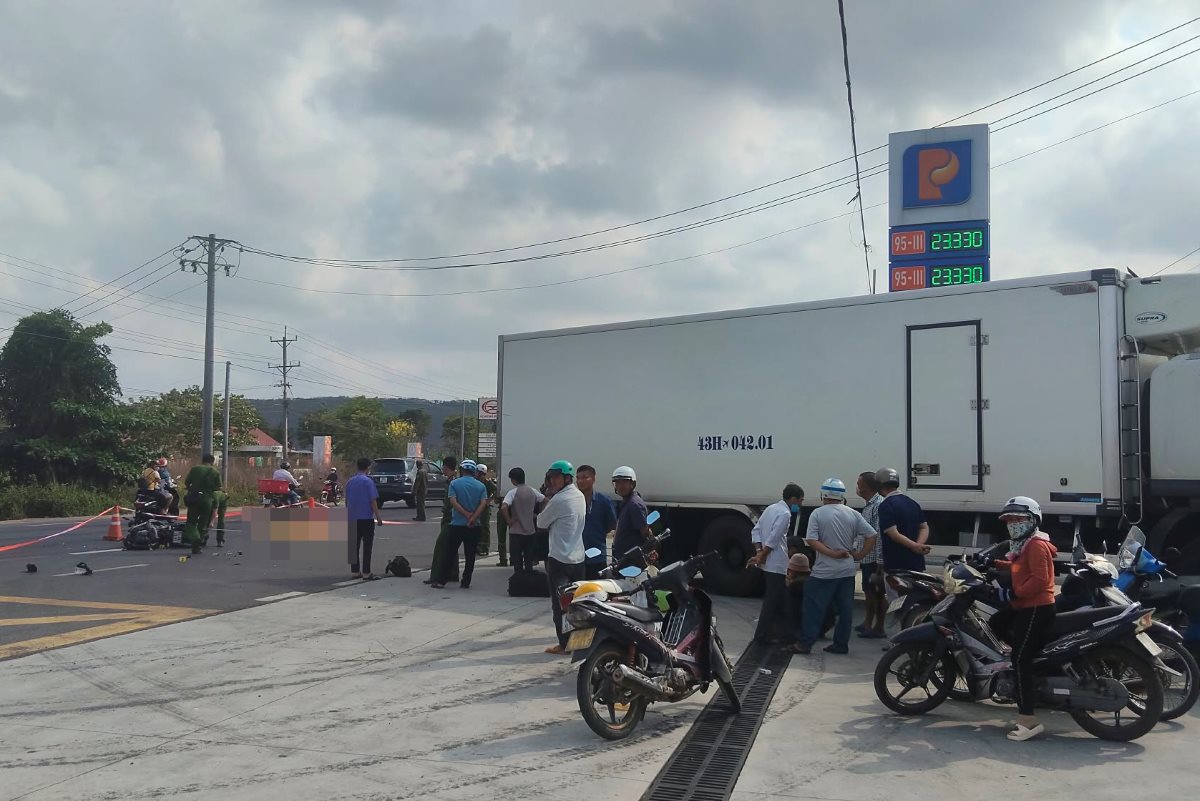 Ảnh minh họa: Xe máy tông vào ôtô tải đang rẽ vào cây xăng, 2 người thương vong