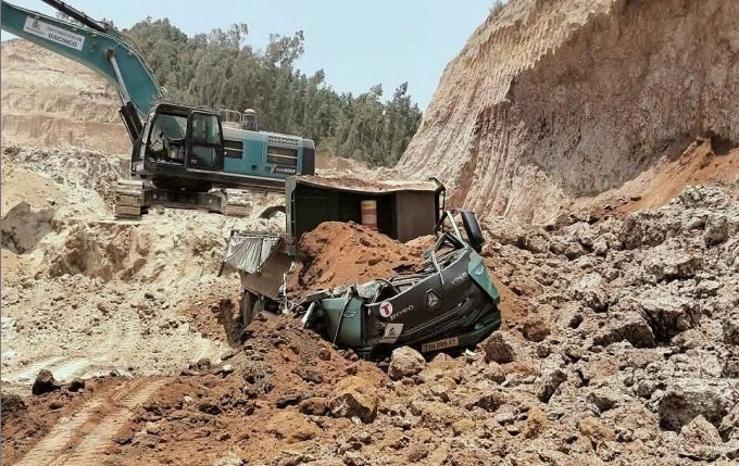 Ảnh minh họa: Sạt mỏ đất đè nát cabin xe tải, tài x;ế t