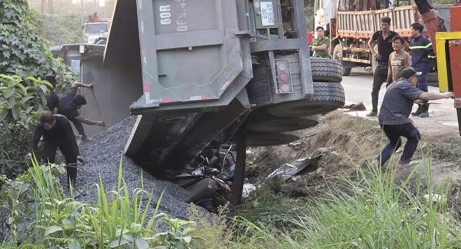 Ảnh minh họa: Xe ben chở đ;á đ