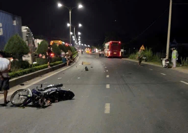 Ảnh minh họa: Đi xe máy ngược chiều trên quốc lộ, một người bị xe khách tông t