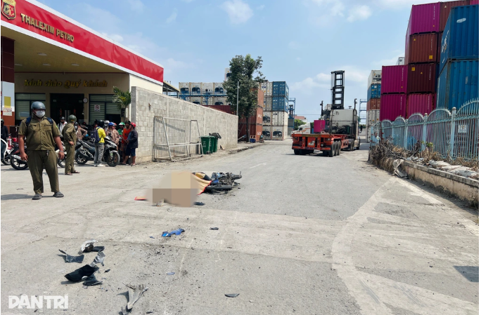 Ảnh minh họa: Cha mẹ ngã qu;ỵ bên th;i th;ể con trai 18 tuổi sau vụ t