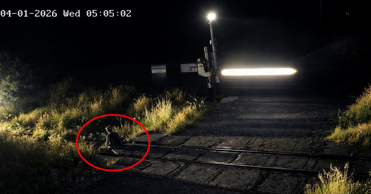 Ảnh minh họa: Người đàn ông ngồi ngay giữa đường sắt khi tàu chạy qua