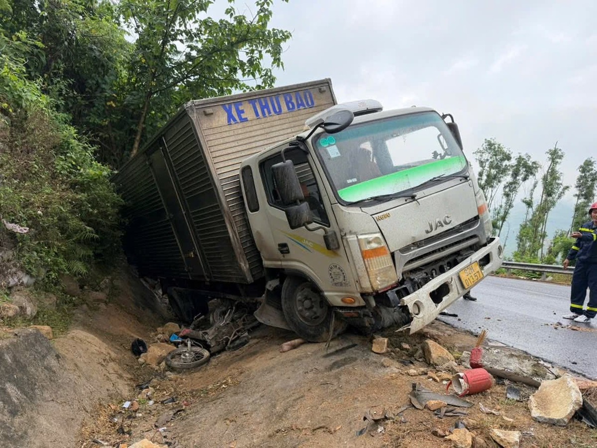 Ảnh minh họa: Xe tải va chạm xe máy ở Đắk Lắk, 2 người thương vong
