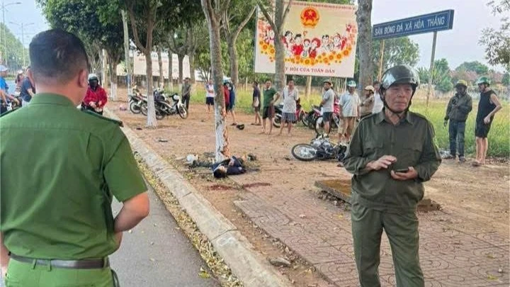 Ảnh minh họa: Xe máy chở 3 người tông vào gốc cây, 2 người t