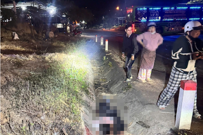 Ảnh minh họa: Va ch;ạm ô tô khách trong đ;êm, 2 người đi xe máy t