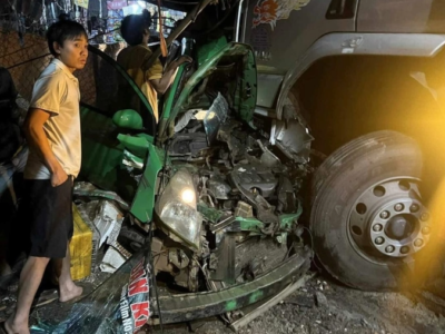 Ảnh minh họa: Taxi chở 3 người bị xe tải tông bẹp dúm, tài xế t