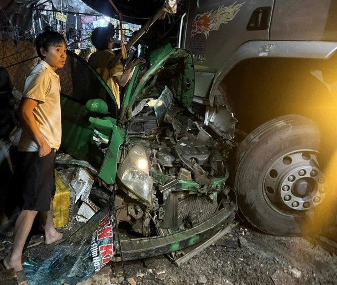 Ảnh minh họa: Taxi chở 3 người bị xe tải tông bẹp dúm, tài xế t