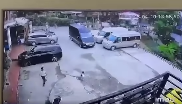 Ảnh minh họa: Cháu bé đang chơi ở sân khách sạn tại Sa Pa bị xe 16 chỗ