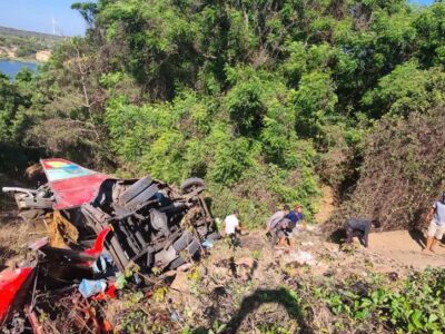 Ảnh minh họa: Xe khách lao xuống vực lề bên hồ Bàu Trắng, đã có 3 người t