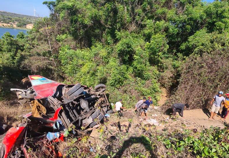 Ảnh minh họa: Xe khách lao xuống vực lề bên hồ Bàu Trắng, đã có 3 người t
