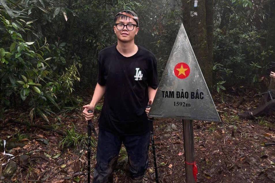 Ảnh minh họa: Hơn 100 người cùng flycam tìm kiếm nam sinh mất tích khi leo núi ở