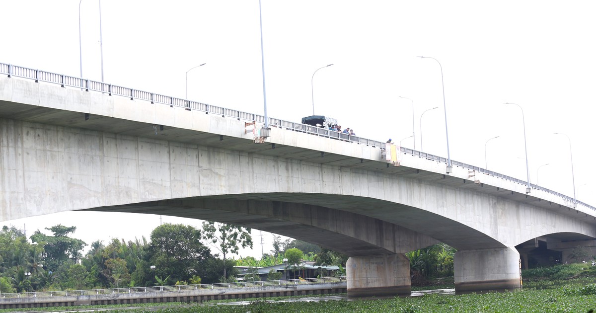 Ảnh minh họa: Tìm kiếm người đàn ông nhảy cầu Tân An xuống sông Vàm Cỏ Tây m