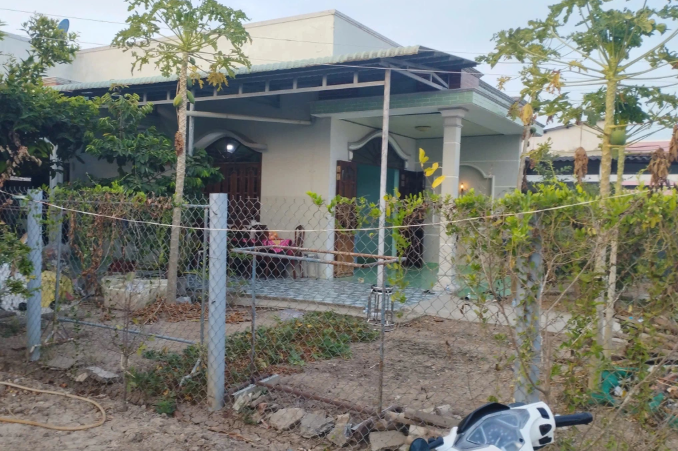 Ảnh minh họa: Người phụ nữ cầm búa đánh chồng tử vong nghi do ghen tuông