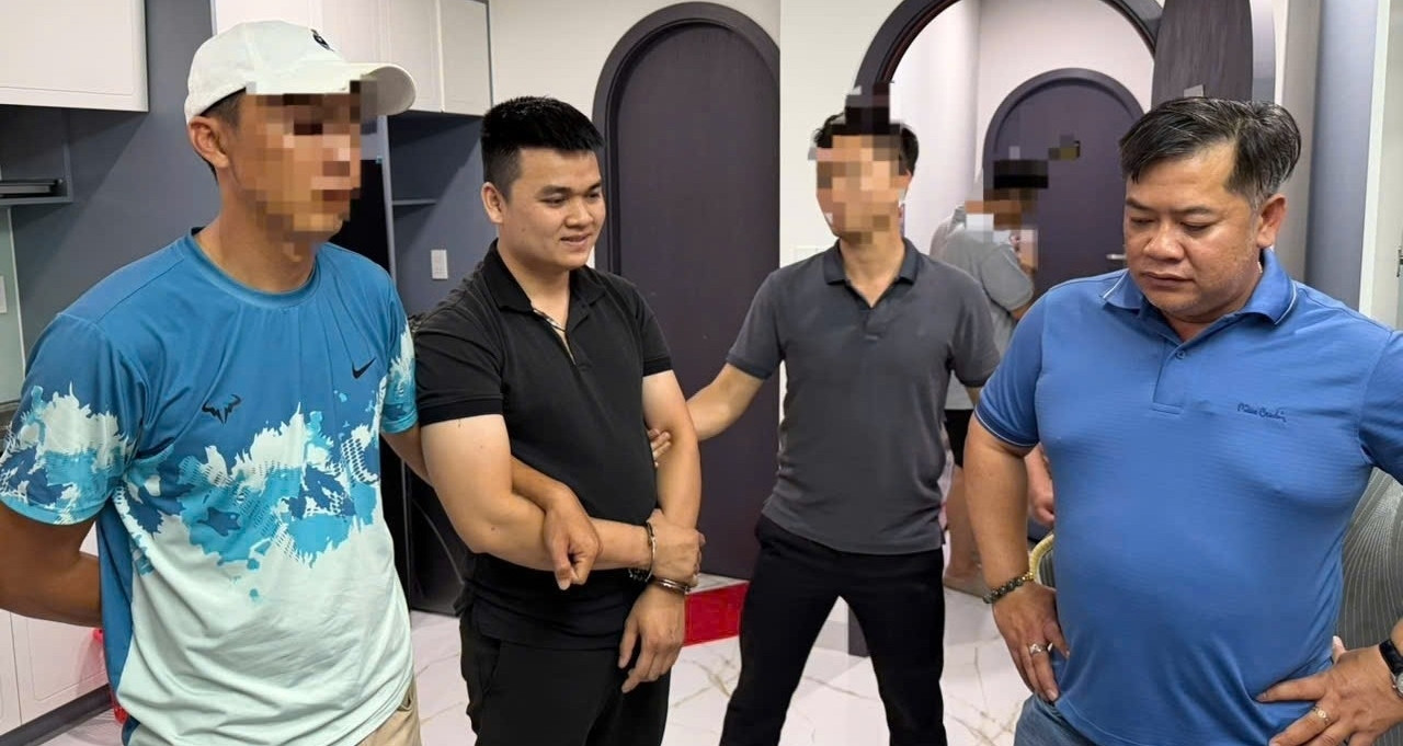 Ảnh minh họa: Quá trình ‘tóm gọn’ trùm m;a t;úy khi đang ở cùng vợ tại khu đô