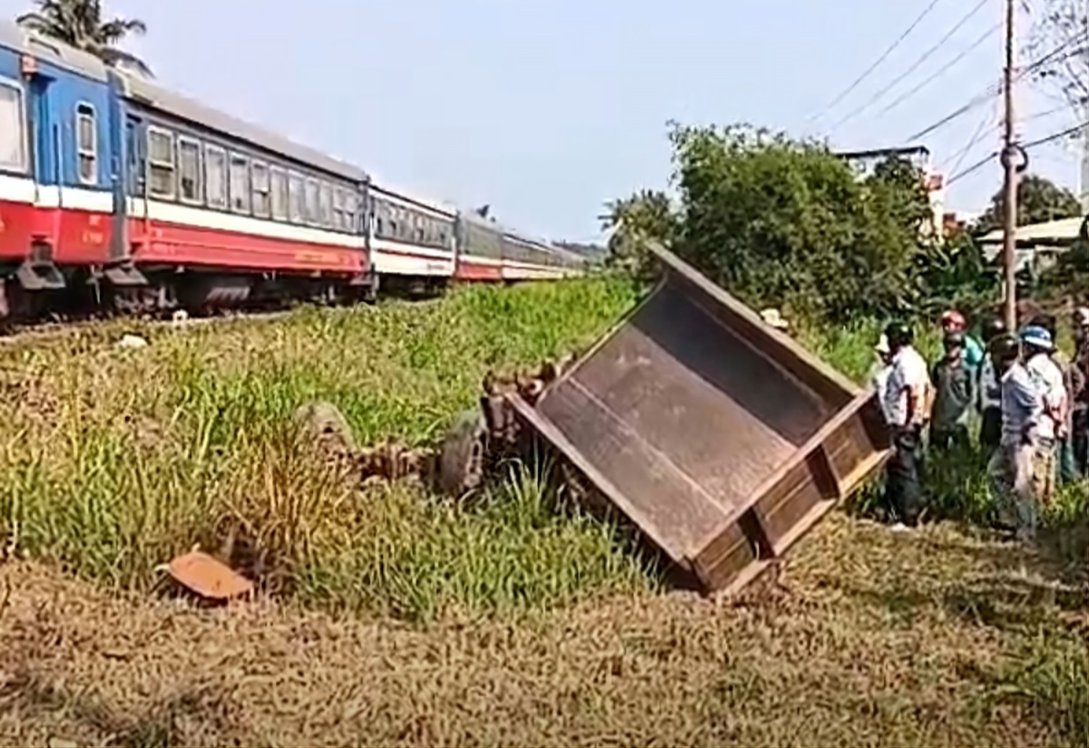 Ảnh minh họa: Công nông bị tàu h;oả t;ông tại lối đi tự mở, 3 người th
