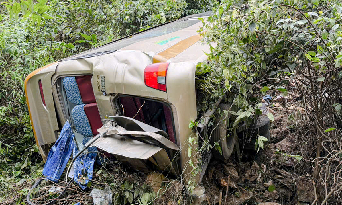 Ảnh minh họa: Xác định nguyên nhân vụ xe khách chở 25 người rơi xuống taluy ở Sơn