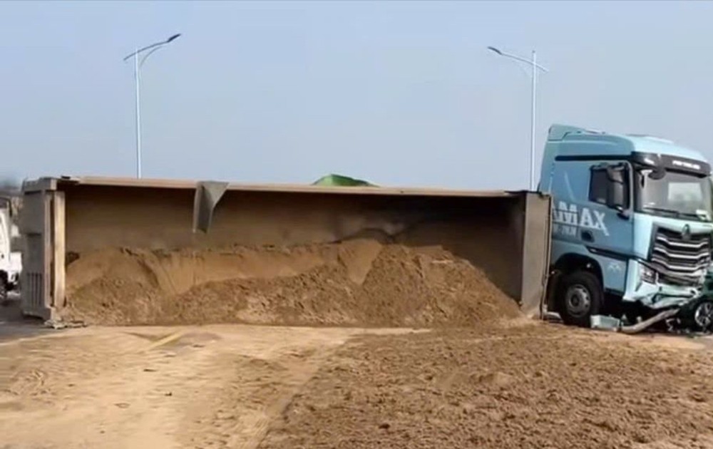 Ảnh minh họa: Xe tải chở cát lật đè taxi, một người t;ử v;ong thương tâm