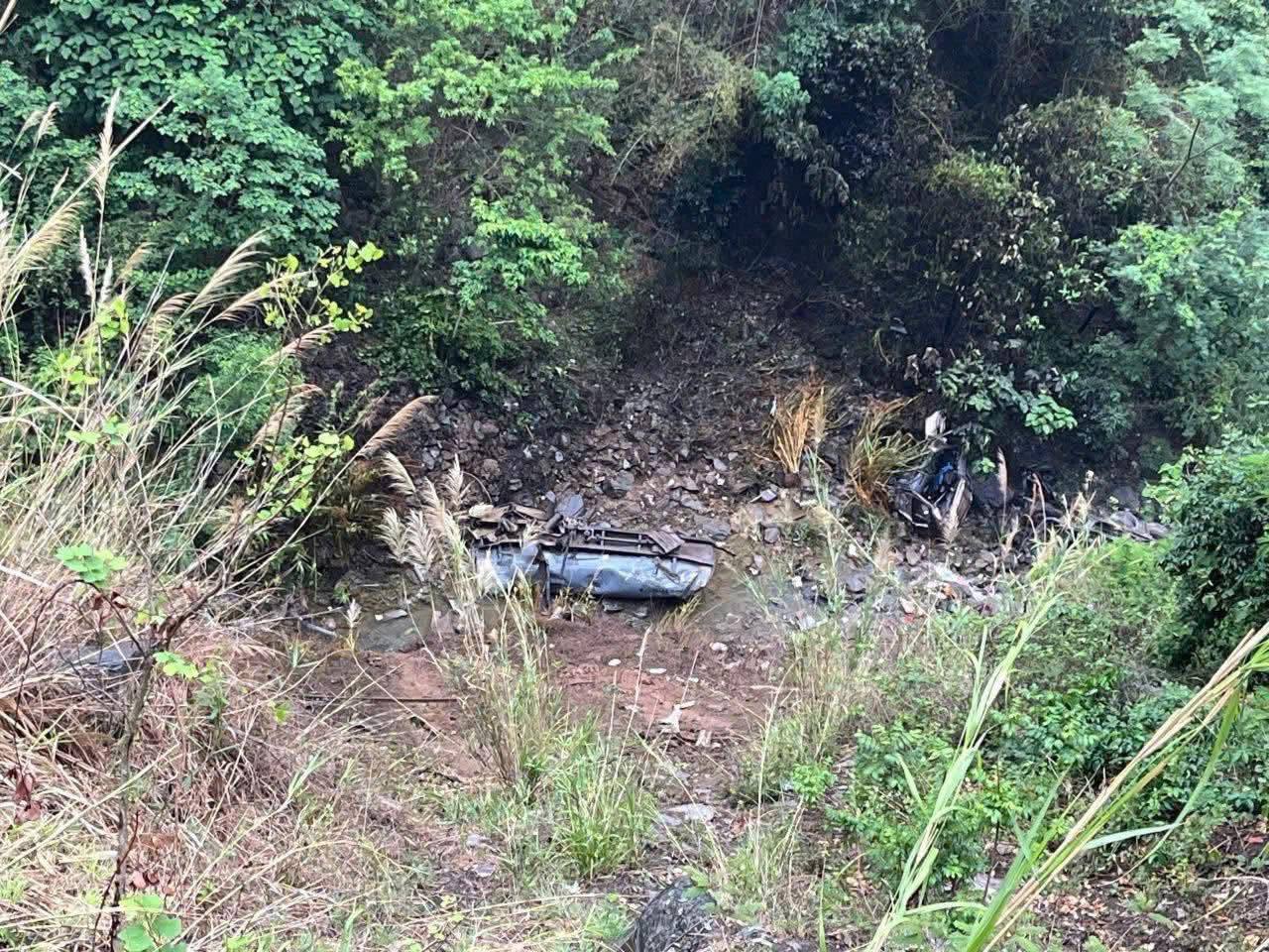 Ảnh minh họa: Xe tải mất lái lao xuống vực, lái xe t