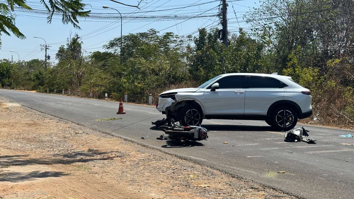 Ảnh minh họa: Va chạm mạnh giữa ô tô và xe máy khiến 2 người thương vong ở