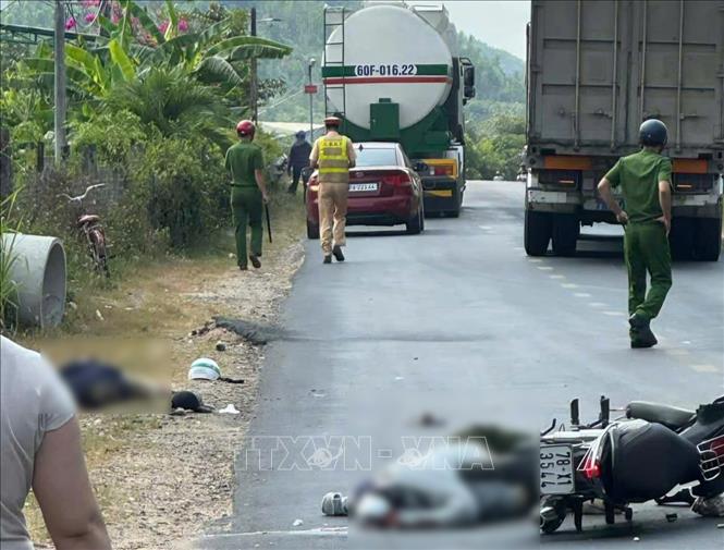 Ảnh minh họa: Xe đầu kéo va chạm xe máy khiến 2 người t