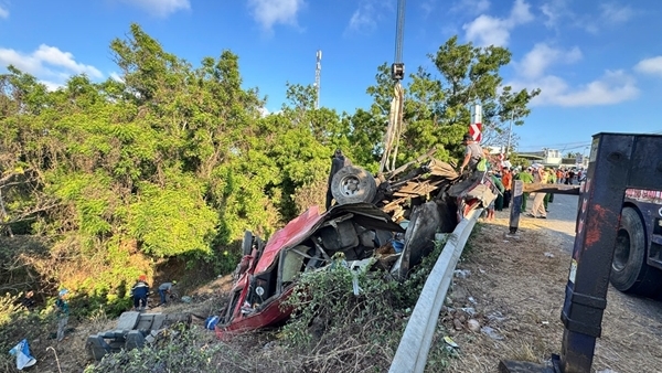 Ảnh minh họa: Xe khách chở thợ lặn lao xuống vực, 4 người t