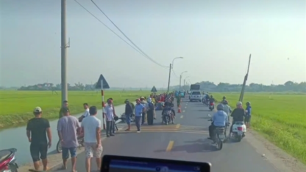 Ảnh minh họa: Va chạm giữa taxi với xe máy trên quốc lộ, hai người thương v