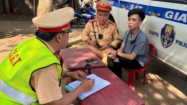 Ảnh minh họa: CSGT bắt kẻ cướp giây chuyền vàng đang trên đường bỏ trốn